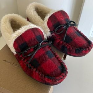 Clarks indoor + outdoor slippers!